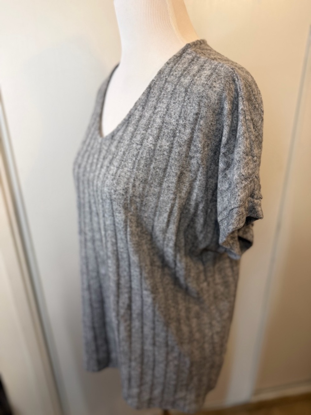 NWOT Grey Ribbed Top - Picture 2 of 12
